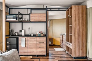 Tienda de lujo, 2 habitaciones, vistas a la colina | Cocina privada | Frigorífico pequeño, microondas, cafetera o tetera y hervidor eléctrico