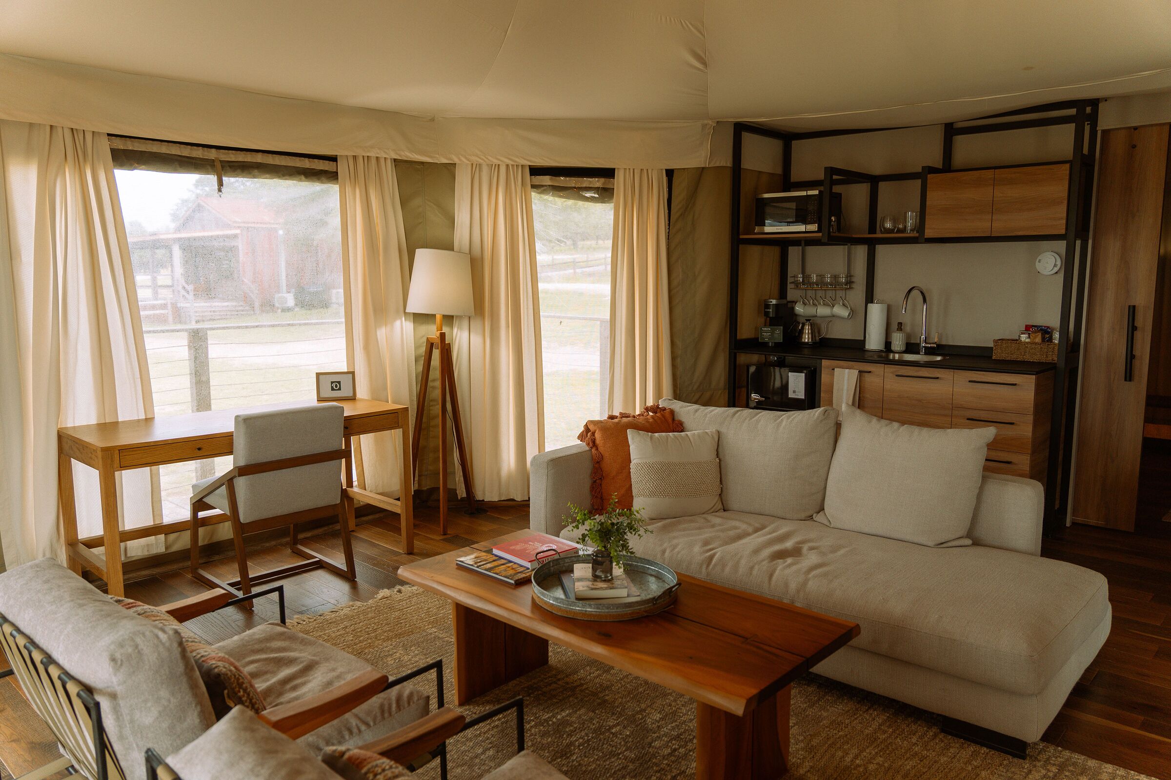 Luxury-Zelt, 1 King-Bett, Terrasse, Blick auf die Anlage | Wohnbereich