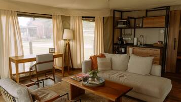 Tienda de campaña de lujo, 1 cama King size, Terraza, vista al resort | Área de sala de estar | Tenis de mesa