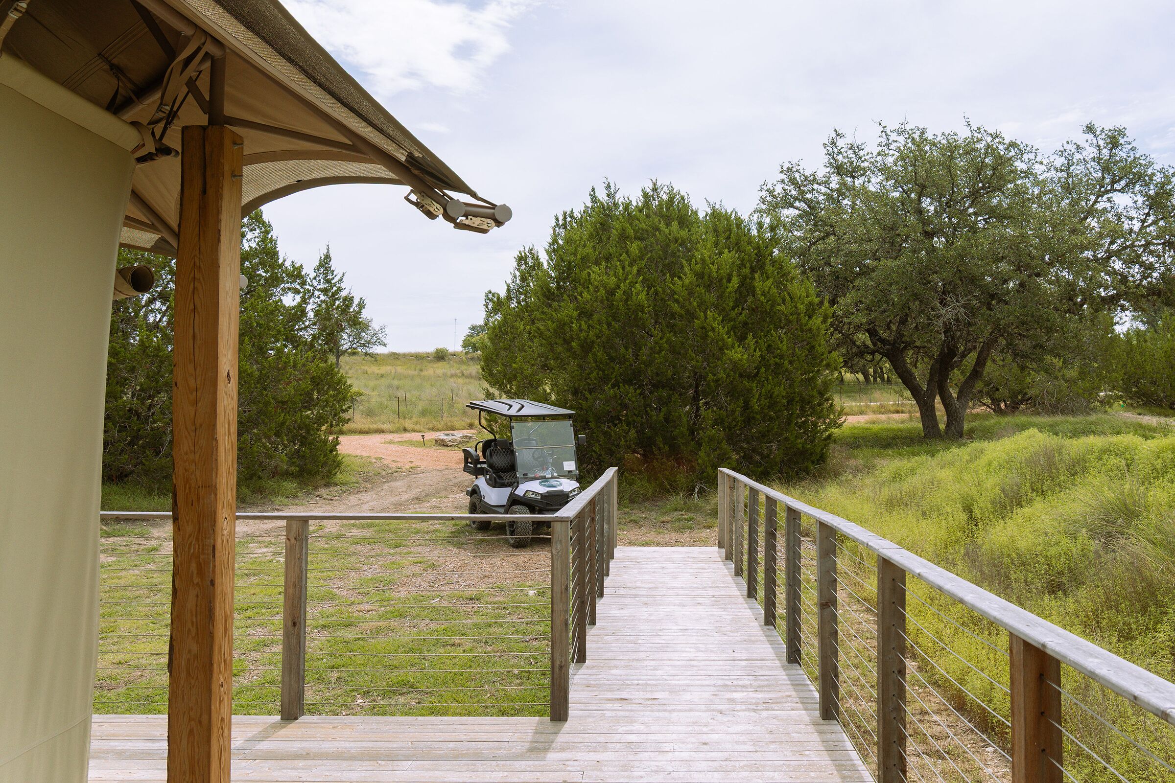 ลักซ์ชัวรี่เต็นท์, เตียงคิงไซส์ 1 เตียง, ระเบียง, วิวรีสอร์ท | ลานระเบียง/นอกชาน