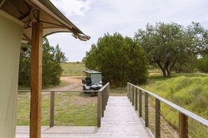 Tente luxueuse, 1 très grand lit, terrasse, vue sur le complexe | Terrasse/patio