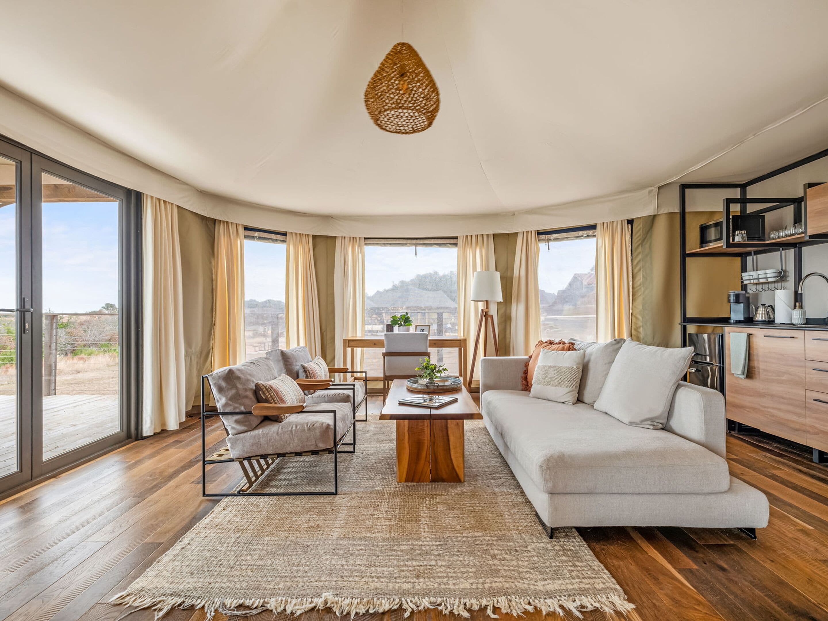 Lều Cao cấp, 1 giường cỡ king, hiên, quang cảnh resort | Khu phòng khách | Bàn bóng bàn 