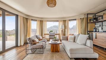 Lều Cao cấp, 1 giường cỡ king, hiên, quang cảnh resort | Khu phòng khách | Bàn bóng bàn