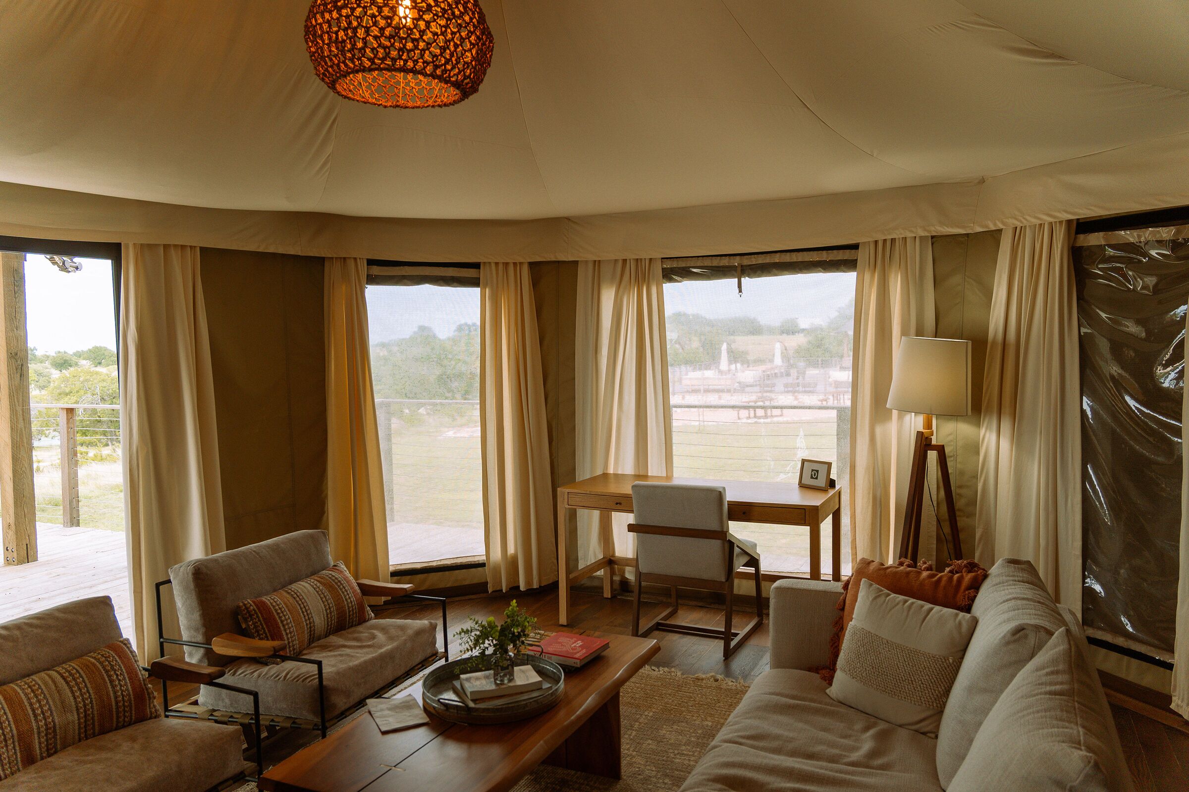 Luxury-Zelt, 1 King-Bett, Terrasse, Blick auf die Anlage | Wohnbereich