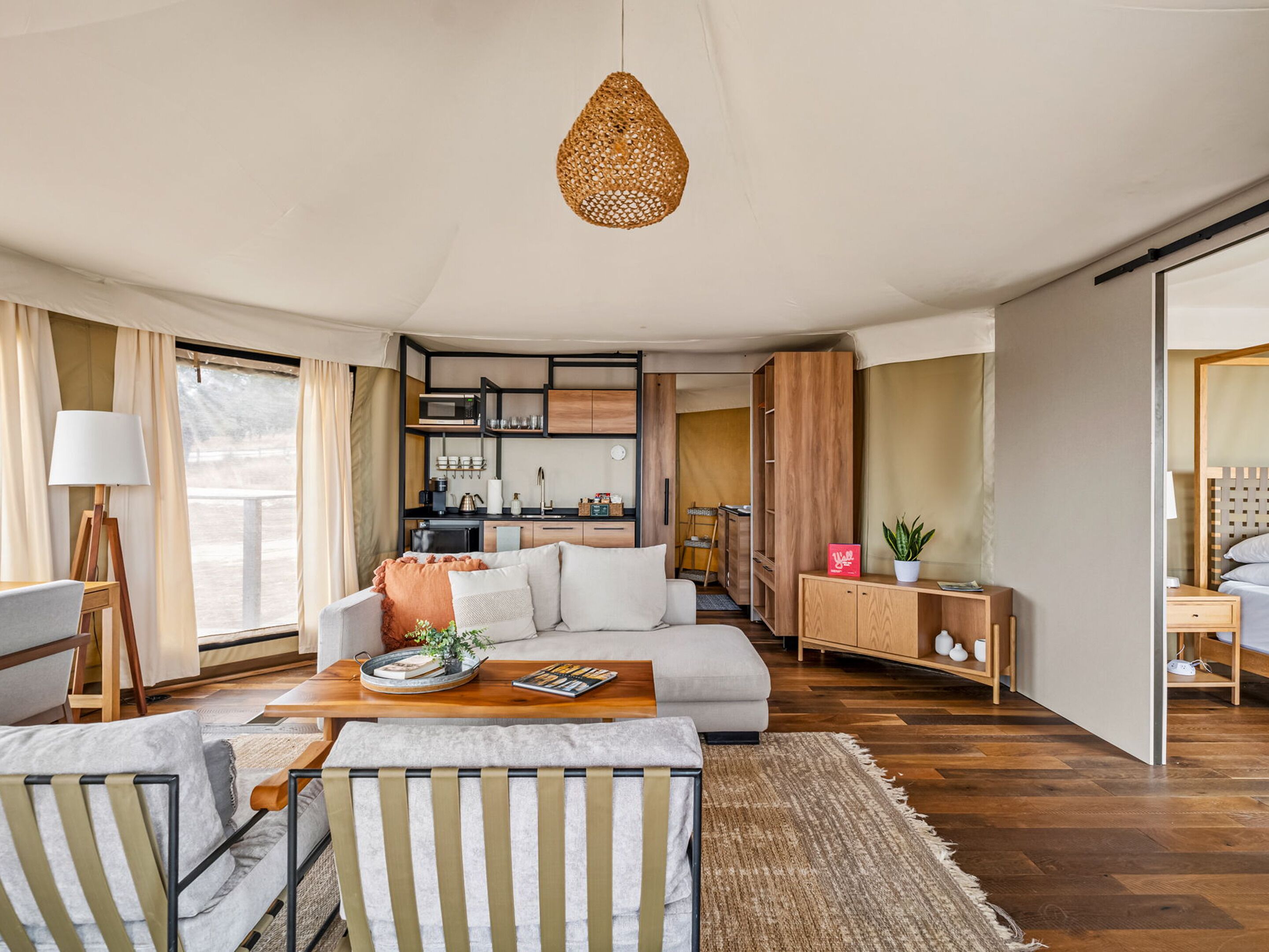 Luksustelttamajoitus, 1 suuri parisänky, terassi, näköala lomakeskukseen | Oleskelualue | Pöytätennispöytä