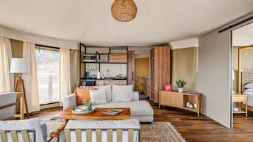 Luksustelttamajoitus, 1 suuri parisänky, terassi, näköala lomakeskukseen | Oleskelualue | Pöytätennispöytä