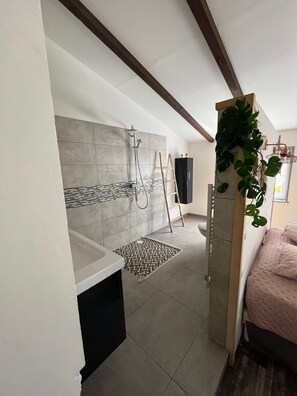 5 quartos, ferros/tábuas de passar roupa, berço de viagem, Wi-Fi