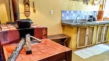 Cookware/dishes/utensils, spices
