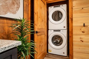 Toss muddy trail clothes in the front-load washer and dryer, and pack light. - Free Dollywood Tix/Luxe/Spacious/Modern/Game Room (Gatlinburg)