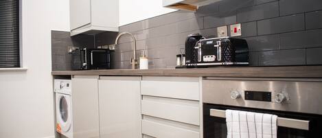 Refrigerador, microondas, horno y parrilla de estufa