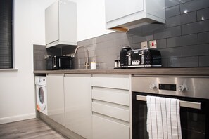 Kjøleskap, mikrobølgeovn, ovn og kokeplater