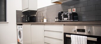 Central 2BR Gem: Leicester Bliss