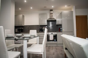 Refrigerador, microondas, horno, placa de cocina