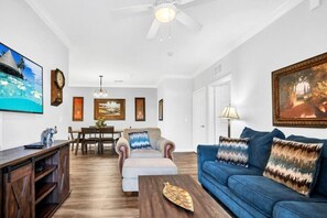 TV - Relaxing, Two Bedroom Family Condo in Gated Resort Community. (Davenport)