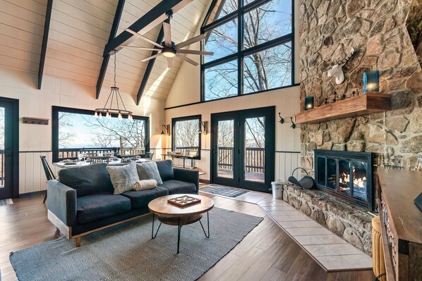 Smart TV, fireplace - Free Dollywood Tix/Views/Dog Friendly/Private (Gatlinburg)