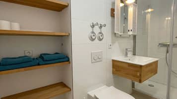 Dusche, Haartrockner, Handtücher, Seife