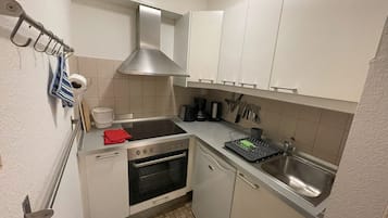 Fridge, oven, stovetop, coffee/tea maker