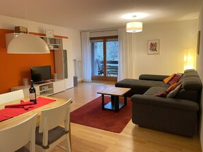 Una televisión, libros