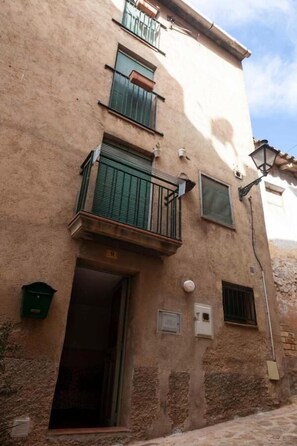 Exterior detail - Tradicional house in Prat de Comte (Prat de Comte)