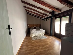 2 bedrooms, iron/ironing board, WiFi, bed sheets - Tradicional house in Prat de Comte (Prat de Comte)