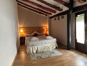 2 bedrooms, iron/ironing board, WiFi, bed sheets - Tradicional house in Prat de Comte (Prat de Comte)