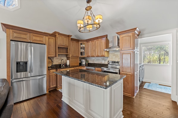 Fridge, microwave, oven, stovetop - Cook Cottage (Stockbridge)