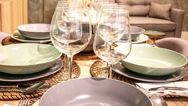 A dining table set with multiple wine glasses, plates, and cutlery. - Lifestyle Sweet Home (Sevilla)