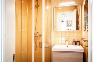 Dusche, Haartrockner, Handtücher