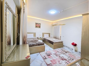 Cortinas blackout, wifi gratis y ropa de cama 
