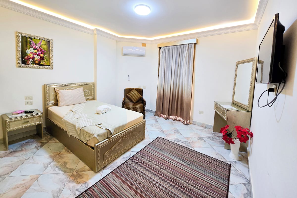 Quarto solteiro luxo | Cortinas blackout, Wi-Fi de cortesia