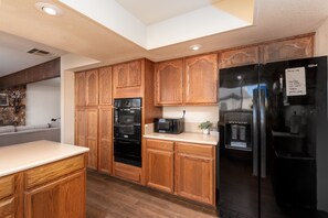 Jääkaappi, mikroaaltouuni, uuni, liesi