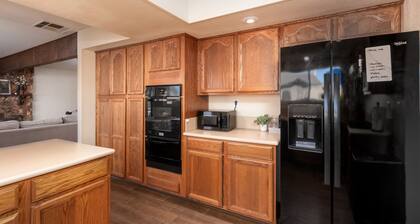 Spacious home for friends & family perfectly located. Pet friendly! EV Charger!