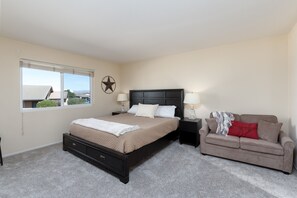 4 dormitorios, tabla de planchar con plancha, cuna de viaje