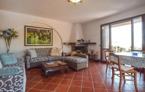 TV, fireplace - 3 bedroom stunning home in Trabia (Trabia)