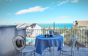 Outdoor dining - 3 bedroom stunning home in Trabia (Trabia)