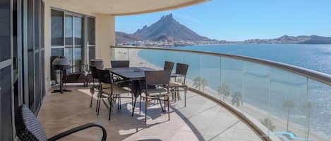 Condo, varias camas, acceso a la alberca, vista al océano (#810-Not Pet Friendly) | Restaurante al aire libre