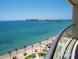 Un balcón con vista a la playa y al mar.