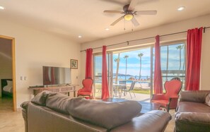 Condo, Berbilang Katil, Pool Access, Ocean View (#109-Not Pet Friendly) | Ruang tamu | 40 inci televisyen dengan kabel 