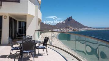 Condo, varias camas, acceso a la alberca, vista al océano (#1410) | Restaurante al aire libre