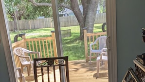 Un comedor con una mesa preparada para dos personas, un tazón y una silla.