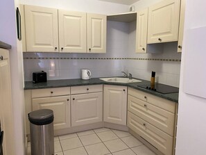 Frigorifero, microonde, forno, pentole/stoviglie/utensili