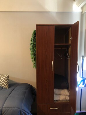 1 bedroom, desk, WiFi, bed sheets