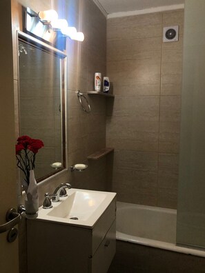 Toallas, jabón, shampoo, papel de baño 