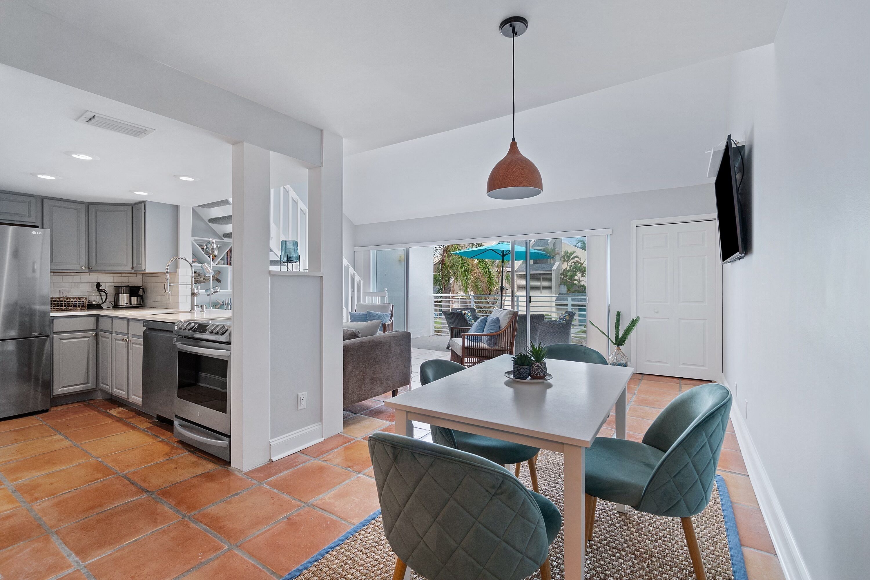 ثلاجة، ميكروويف، فرن، موقد طهي مسطح