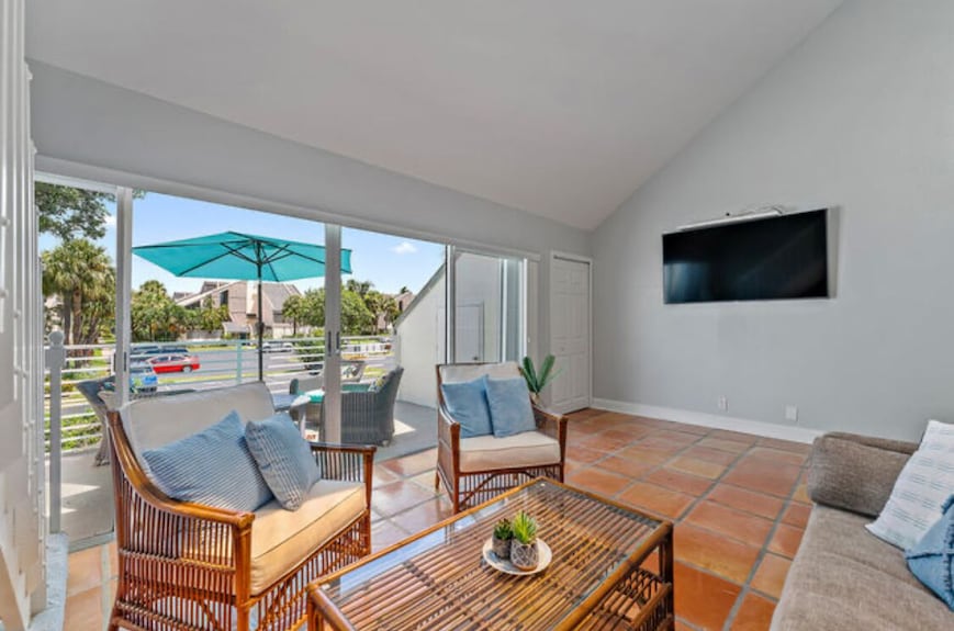 Stroll To Beach Charming Coastal Living At Its Finest Close To Jupiter Hotspots - Jupiter, FL