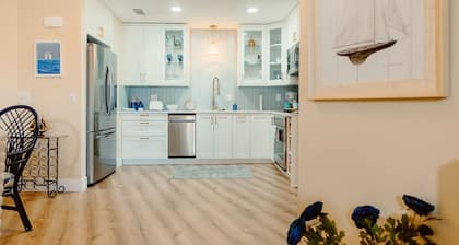 Relax & Recharge in Charming Jensen Beach – Fully Renovated Coastal Condo!