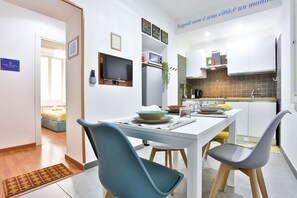 Fridge, microwave, oven, stovetop - Porta Medina Apartment (Napoli)