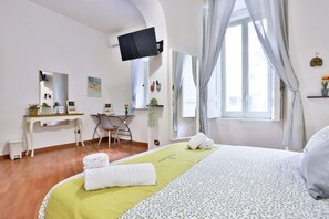 4 bedrooms, iron/ironing board, WiFi, bed sheets - Porta Medina Apartment (Napoli)