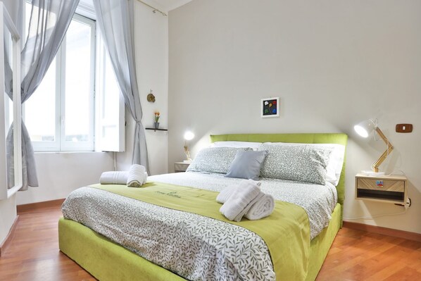 4 bedrooms, iron/ironing board, WiFi, bed sheets