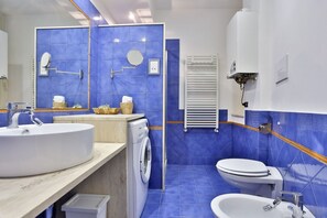 Regadera, secadora de cabello, bidet, toallas 